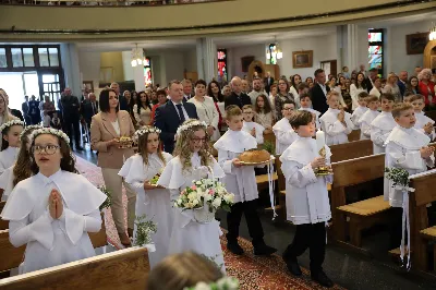 Maj to dla wielu najpiękniejszy miesiąc w roku. W liturgii Kościoła szczególnie wtedy czcimy Maryję oraz radujemy się ze Zmartwychwstania Pańskiego. W niedzielę 8 maja w naszej Katedrze dzieci z klas III doświadczyły równie wielkiej radości po raz pierwszy w pełni uczestnicząc we Mszy Świętej. To niezwykłe spotkanie z Chrystusem w Komunii Świętej zostało poprzedzone przygotowaniem poprzez katechezy w szkole i spotkania w parafii, a także spowiedzią. Poprzez niedzielne Eucharystie o godz. 12.00 i 13.30 celebrowane przez ks. Krzysztofa Gołąbka, proboszcza naszej Katedry, 88 dzieci rozpoczęło wielką przygodę z Jezusem ukrytym w Najświętszym Sakramencie. Towarzyszyli im rodzice, którzy wraz ze swoimi dziećmi przygotowywali się do tego wydarzenia, a także najbliższa rodzina. Posługę w liturgii Mszy Świętej pełniły dzieci pierwszokomunijne oraz ich rodzice.
Wielka radość serc dzieci komunijnych promieniowała na wszystkich uczestników Mszy Świętej i przypominała zebranym na liturgii, że spotkanie z Jezusem Eucharystycznym to przywilej i wielkie szczęście. Czas tej wielkiej radości został przedłużony przez „Biały Tydzień”, w którym dzieci uczestniczyły w wieczornej Eucharystii, przyjmując Jezusa do swoich serc. 

Wszystkim dzieciom, które w tym roku przeżywały swoją Pierwszą Komunię Świętą, życzymy, aby nie gasł w nich zapał do poznawania Jezusa i Jego nauki, a radość, jaka towarzyszyła tym dniom, była nieodłączną towarzyszką ich spotkań z Jezusem w Eucharystii. A s. Julicie i ks. Julianowi dziękujemy za serce włożone w przygotowanie dzieci do tego wielkiego wydarzenia.

fot. Paweł Styka