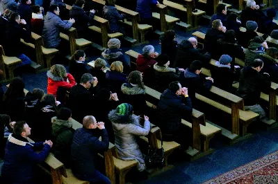 W półmroku rzeszowskiej Katedry, przy muzyce organowej wielkich mistrzów, licznie zgromadzeni wierni uczestniczyli w Drodze Krzyżowej malowanej muzyką organową. Zabrzmiały utwory takich kompozytorów jak J.S. Bach, F. Mendelssohn-Bartholdy, J. Renner jun. czy M. Surzyński. Przy organach zasiedli: dr Tomasz Zając oraz Michał Dziki. fot. Andrzej Kotowicz