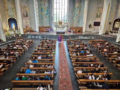 Od środy do piątku (18-20 marca 2026 r.) w Katedrze Rzeszowskiej odbyły się rekolekcje wielkopostne dla dzieci i młodzieży ze Szkoła Podstawowa nr 23 im. Jana Pawła II w Rzeszowie.
Spotkania prowadził ks. Mateusz Mądro - wikariusz z parafii pw. Matki Bożej Różańcowej w Rzeszowie, który dzielił się z uczniami Ewangelią i wartościami duchowego życia.
Składamy serdeczne Bóg zapłać dyrekcji, nauczycielom, opiekunom, uczniom oraz wszystkim, którzy przyczynili się do organizacji tych dni – szczególnie ks. Mateuszowi za jego obecność, świadectwo i serce otwarte na młodych.