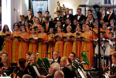 Blisko 1200 chórzystów i orkiestra symfoniczna Filharmonii Podkarpackiej to koncert galowy 9. Krajowego Kongresu Polskiej Federacji Pueri Cantores. 9 września o godz. 19.30 w Katedrze Rzeszowskiej podczas dwugodzinnego koncertu wystąpiły 33 chóry z Polski, Litwy, Łotwy, Ukrainy i Węgier oraz Orkiestra Symfoniczna Filharmonii Podkarpackiej. Muzykami dyrygowali: Wiesław Delimat i Marcin Florczak. Podczas koncertu uczestnicy wysłuchali utworów m.in. Haendla, Haydna oraz hymny kongresów Polskiej Federacji Pueri Cantores. Szczególnie oklaskiwane było premierowe wykonanie hymnu kongresu w Rzeszowie – utwór pt. „Da pacem, Domine” Dominika Lasoty – kompozytora z Rzeszowa. W koncercie uczestniczyli m.in.: bp Jan Wątroba, bp Kazimierz Górny i bp Edward Białogłowski. fot. ks. Tomasz Nowak