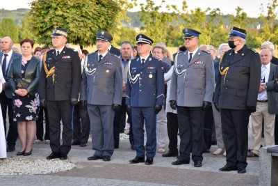 2 czerwca 2021 r., w 30. rocznicę wizyty Jana Pawła II w Rzeszowie, bp Kazimierz Górny i Tadeusz Ferenc odsłonili, a bp Jan Wątroba poświęcił pomnik św. Jana Pawła II w Parku Papieskim w Rzeszowie.  Odsłonięcie i poświęcenie poprzedziła Msza św. w naszej Katedrze pod przewodnictwem bpa Jana Wątroby. Eucharystię koncelebrował bp Edward Białogłowski, abp Edward Nowak i blisko 20 księży. We Mszy św. uczestniczył bp Kazimierz Górny.  Homilię wygłosił bp Edward Białogłowski. Po Komunii Świętej abp Edward Nowak, były sekretarz Kongregacji Spraw Kanonizacyjnych, powiedział o swojej współpracy z Janem Pawłem II.  Po Mszy św. jej uczestnicy przeszli do Parku Papieskiego. Krótkie przemówienia wygłosili: Ewa Leniart, wojewoda podkarpacki, Marek Bajdak, pełniący funkcję prezydenta Rzeszowa, Mieczysław Janowski, były prezydent Rzeszowa i bp Kazimierz Górny, pierwszy ordynariusz diecezji rzeszowskiej.  Pomnik odsłonił bp Kazimierz Górny i Tadeusz Ferenc, były prezydent Rzeszowa, a poświęcania dokonał bp Jan Wątroba.  Na początku października 2020 r. w Parku Papieskim zamontowano pomnik św. Jana Pawła II, który zastąpił obelisk z tablicą upamiętniającą pobyt papieża w Rzeszowie (obelisk umieszczono kilka metrów obok pomnika). Czterometrowy pomnik przedstawia Ojca Świętego ubranego w liturgiczne szaty, siedzącego na granitowym tronie. Papież w jednej ręce trzyma księgę Pisma Świętego, a drugą wykonuje gest błogosławieństwa. Odlew został wykonany z brązu. Całość znajduje się na granitowym podeście, który oplatają metalowe róże.  Pomnik zaprojektował Eliasz Dyrow, 26-letni malarz i rzeźbiarz z Jarosławia. Dyrow urodził się w polskiej rodzinie mieszkającej w Kijowie. W 2011 r., w ramach repatriacji, przyjechał do Jarosławia, gdzie ukończył Liceum Plastyczne, a następnie Wydział Sztuki Uniwersytetu Rzeszowskiego.  fot. ks. Tomasz Nowak 