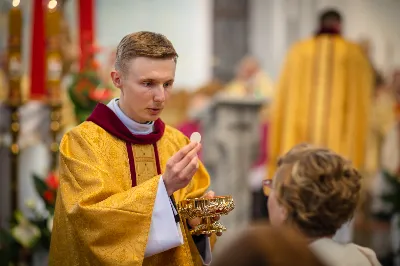 „Na swoje życie i swoje kapłaństwo trzeba popatrzeć w świetle Bożej miłości. Inaczej go nie pojmiemy ani my, ani ci, którzy będą na nas patrzeć” – mówił bp Jan Wątroba podczas Mszy św. z udzieleniem święceń prezbiteratu. 4 czerwca 2022 r. w kościele katedralnym jedenastu diakonów diecezji rzeszowskiej przyjęło sakrament kapłaństwa.
Do grona neoprezbiterów diecezji rzeszowskiej należą: ks. Sebastian Bełz z parafii w Nienadówce, ks. Krzysztof Lampart z parafii w Rudnej Wielkiej, ks. Mateusz Łachmanek z parafii w Lipinkach, ks. Karol Migut z parafii w Jasionce, ks. Marcin Murawski z parafii katedralnej w Rzeszowie, ks. Adrian Pazdan z parafii w Zagorzycach, ks. Tomasz Sienicki z parafii w Bieździedzy, ks. Dominik Świeboda z parafii w Palikówce, ks. Piotr Wąsacz z parafii bł. Władysława Findysza w Rzeszowie, ks. Mateusz Wojtuń z parafii w Święcanach oraz ks. Wiktor Zoła z parafii w Cieklinie.
Mszy św. przewodniczył i święceń udzielił bp Jan Wątroba. Eucharystię koncelebrowało około osiemdziesięciu księży, m.in: przełożeni Wyższego Seminarium Duchownego w Rzeszowie oraz proboszczowie i wikariusze z parafii rodzinnych neoprezbiterów. W Mszy św. uczestniczył abp Edward Nowak, bp Kazimierz Górny i bp Edward Białogłowski.
Zebranych w kościele katedralnym powitał ks. Krzysztof Gołąbek, proboszcz parafii.
W homilii bp Jan Wątroba nawiązał do słów z Ewangelii według św. Jana w których Chrystus tłumaczy co to znaczy być dobrym pasterzem. „Być kapłanem w Kościele Chrystusowym to znaczy mieć udział w Jego pasterskiej misji i stale upodabniać się do Dobrego Pasterza, który zna owce, karmi je, broni i jest gotów oddać życie dla ich dobra” – mówił hierarcha.
Po homilii odbył się obrzędy święceń: przyrzeczenie czci i posłuszeństwa Biskupowi Ordynariuszowi, Litania do Wszystkich Świętych podczas której kandydaci leżeli krzyżem, nałożenie rąk, modlitwa święceń oraz namaszczenie rąk krzyżmem i wręczenie chleba i wina. Podczas Liturgii Eucharystycznej nowo wyświęceni po raz pierwszy wyciągnęli dłonie nad chlebem i winem wypowiadając słowa konsekracji.
Na zakończenie Mszy św. ks. Tomasz Sienicki, podziękował w imieniu nowo wyświęconych wszystkim, którzy przyczynili się do przygotowania ich do kapłaństwa. Słowa wdzięczności, m.in. przełożonym Wyższego Seminarium Duchownego w Rzeszowie i rodzicom neoprezbiterów, wypowiedział bp Jan Wątroba. 
W drodze do zakrystii neoprezbiterzy zatrzymali się przy figurze Matki Bożej Fatimskiej zawierzając swoje kapłaństwo Matce Bożej.
W niedzielę, 5 czerwca, w Uroczystość Zesłania Ducha Świętego, neoprezbiterzy będą sprawować w swoich rodzinnych parafiach uroczyste Msze św. prymicyjne, a w najbliższych tygodniach otrzymają skierowania do parafii.

Fot. ks. Jakub Nagi oraz biala-wrona.pl
