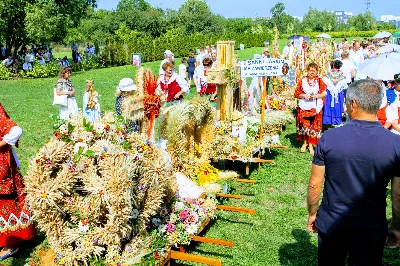 W niedzielę 25.08.2019 r. przy Katedrze Rzeszowskiej odbyły się Dożynki Diecezjalne. Do Parku Papieskiego przyjechało 73 delegacje z wieńcami dożynkowymi. fot. Andrzej Kotowicz