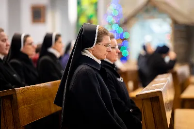 „Nasza wdzięczność jest szczególna wobec osób konsekrowanych za ich czytelne świadectwo wiary i za to, że żyjąc wiarą na co dzień ukazują chrystusowy styl życia” – mówił biskup Jan Wątroba podczas Mszy św. w katedrze rzeszowskiej w święto Ofiarowania Pańskiego. W Eucharystii, z okazji swojego święta patronalnego, uczestniczyły osoby konsekrowane posługujące w diecezji rzeszowskiej.
Mszy św. w katedrze rzeszowskiej przewodniczył bp Jan Wątroba, który modlił się w intencji osób konsekrowanych, przeżywających w święto Ofiarowania Pańskiego (02.02.) swoje święto patronalne. Eucharystię koncelebrował ks. Stanisław Kamiński, wikariusz biskupi ds. zakonnych, a także 9 kapłanów.
Na początku Mszy św. ks. Stanisław Kamiński powitał zebranych i wprowadził w przeżywaną liturgię. Następnie odbył się obrzęd błogosławieństwa świec i procesja z dolnego kościoła do głównej części katedry rzeszowskiej
Homilię wygłosił bp Jan Wątroba, który w pierwszej części, odnosząc się do przeżywanego święta, nawiązał do postawy Matki Najświętszej i św. Józefa. „Maryja uczy nas, że wierność Bogu oznacza wypełnianie prawa Bożego. Ona wypełniła wszystko bez wyjątku. Choć sama nie potrzebowała oczyszczenia, pozostała jednak posłuszna prawu. Skromna, prosta, uboga kobieta, poddana Bogu. W postawie Maryi i Józefa można dostrzec piękną lekcję dla rodziców i wychowawców. Rodzice powinni przedstawiać, czyli zawierzać swoje dzieci Panu Bogu. To jest gest wdzięczności wobec Stwórcy, a także znak wielkiej pokory wobec niełatwej misji rodzicielskiej i wychowawczej. Pełny rozwój człowieka dokonuje się dzięki Bożej łasce, a rodzice powinni się czuć narzędziem Bożej łaski, dlatego powinni często błogosławić swoje dzieci, modlić się za nie i z nimi oraz wciąż na nowo zawierzać je Panu Bogu” – mówił bp Wątroba.
Biskup Rzeszowski odnosząc się do obchodzonego Dnia życia konsekrowanego powiedział: „Trzy elementy wspólnoty: słowo, wierność i otwarcie na Ducha Świętego stanowią istotę życia każdej osoby konsekrowanej. Rozważać słowo Boże, trwać wiernie na modlitwie i być otwartym na to, co Duch Święty chce nam powiedzieć, to wypełnić powołanie do życia konsekrowanego, a jednocześnie wyznać wiarę w Kościół Chrystusowy. Nasza wdzięczność jest szczególna wobec osób konsekrowanych za ich czytelne świadectwo wiary i za to, że żyjąc wiarą na co dzień ukazują chrystusowy styl życia. Towarzyszą nam przez swoją pełną zatroskania miłosierną obecność, ale także przez milczącą obecność przepełnioną modlitwą w intencjach Kościoła, świata, a także poszczególnych osób i wspólnot”.
Po homilii osoby konsekrowane zgromadzone w katedrze odnowiły swoje przyrzeczenia.
Na zakończenie liturgii s. Agata Jakieła CSFN, referentka diecezjalna ds. życia konsekrowanego, podziękowała bp. Janowi Wątrobie za przewodniczenie liturgii i modlitwę w intencji osób życia konsekrowanego.
W Eucharystii w rzeszowskiej katedrze uczestniczyło prawie 100 osób życia konsekrowanego, a pośród nich ojcowie i bracia zakonni, siostry zakonne, wdowy i dziewice konsekrowane oraz członkowie instytutów świeckich. Śpiewy podczas liturgii wykonała Katedralna Schola Liturgiczna pod dyrekcją ks. Juliana Wybrańca, a przy organach zasiadł katedralny organista – Wiesław Siewierski. 

fot. Jola Warchoł