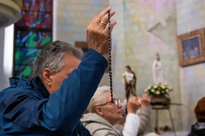 W tym roku, 13 czerwca, przypadła 30. rocznica koronacji figury Matki Bożej Fatimskiej w katedrze rzeszowskiej.
13 maja 1917 r. Matka Boża po raz pierwszy objawiła się w Fatimie trojgu dzieciom: Łucji, Hiacyncie i Franciszkowi, pozostawiając wezwanie do czynienia pokuty i modlitwy różańcowej. W odpowiedzi na ten apel, wierni licznie zgromadzili się w katedrze rzeszowskiej na wspólnej modlitwie do Pani Fatimskiej, prosząc o pokój na świecie, nawrócenie grzeszników i o łaskę stawania się wiernymi uczniami Chrystusa.
W odpowiedzi na to wezwanie w rzeszowskiej katedrze zaczęto odprawiać Nabożeństwa Fatimskie. Pierwsze z nich odbyło się 13 maja 1992 r. Od tej pory w parafii intensywnie rozwijał się kult Matki Bożej Fatimskiej, a Nabożeństwo Fatimskie stało się jednym z głównych nabożeństw w parafii. Uczestniczyli w nim bardzo licznie nie tylko parafianie, ale także wierni z okolicznych parafii.
Uroczystość koronacji figury Matki Bożej Fatimskiej w katedrze miała miejsce 30 lat temu, w niedzielę 13 czerwca 1993 r. Koronacji dokonał bp Kazimierz Górny, a koncelebransami byli bp Julian Groblicki z Krakowa oraz bp Edward Białogłowski. W pogodne czerwcowe popołudnie uroczystość zgromadziła ogromne rzesze wiernych. 
Tegoroczne czerwcowe Nabożeństwo Fatimskie rozpoczęło się o godz. 18:30 odśpiewaniem Litanii do Najświętszego Serca Pana Jezusa oraz przedstawieniem próśb i podziękowań do Matki Bożej Fatimskiej. O godz. 19:00 miała miejsce uroczysta Msza Święta, której przewodniczył bp Kazimierz Górny w koncelebrze kapłanów z dekanatu. Homilię wygłosił ks. dr hab. Jerzy Buczek – dyrektor Domu Księży Seniorów Diecezji Rzeszowskiej. W wygłoszonej homilii mówił: W 30. rocznicę koronacji, w 41. rocznicę obecności Maryi pośród nas, chcemy z wielką wiarą wołać o to, by „Biała Królowa” dała nam moc do wiernego pójścia za Chrystusem, do bycia solą ziemi i światłem świata, do mówienia Bogu: tak, a złu: nie. Chcemy prosić Maryję, by wlała w nasze serce nadzieję. Byśmy patrząc na to wszystko, co dzieje się wokół nas, wzięli do rąk różaniec, zgodnie z Jej zachętą, i dzień w dzień wytrwale się modlili. Abyśmy podjęli pierwsze soboty i wynagrodzenie za grzechy.
Ze względu na niekorzystne warunki atmosferyczne zrezygnowano z procesji z figurą Matki Bożej i relikwiami dzieci fatimskich, która tradycyjnie odbywa się na placu przed katedrą. Wierni składali swoje intencje przy figurze Matki Bożej Fatimskiej w modlitwie różańcowej, którą poprowadzili przedstawiciele parafii pw. Matki Bożej Częstochowskiej w Rzeszowie wraz z ks. Pawłem Blatem – wikariuszem tejże parafii. W posługę muzyczną podczas Eucharystii włączył się chór „Alba Cantans” pod dyrekcją Kornelii Ignas z parafii pw. Bożego Miłosierdzia w Rzeszowie oraz orkiestra dęta prowadzona przez Tadeusza Cielaka.
Wieczór poświęcony Matce Bożej Fatimskiej zakończyło wspólne odśpiewanie Apelu Jasnogórskiego, po którym jeszcze przez godzinę trwała adoracja Najświętszego Sakramentu. Uroczystość jubileuszowa w katedrze licznie zgromadziła wiernych czcicieli Matki Bożej Fatimskiej.
Kolejne Nabożeństwa Fatimskie odbędą się w każdy 13. dzień miesiąca do października i będą transmitowane przez Katolickie Radio VIA.

fot. Joanna Prasoł