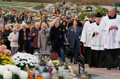 1 listopada 2018 r., w Uroczystość Wszystkich Świętych, na rzeszowskich cmentarzach odbyły się Msze św. i procesje w intencji zmarłych. Nabożeństwu na największej rzeszowskiej nekropolii, Cmentarzu Komunalnym Wilkowyja, przewodniczył bp Jan Wątroba, a liturgię w kaplicy cmentarnej oraz procesję za zmarłych przygotowali duszpasterze i wierni z naszej parafii katedralnej. Homilię wygłosił ks. proboszcz ks. Krzysztof Gołąbek. Kaznodzieja zwrócił uwagę, że jako wyznawcy Zmartwychwstałego Chrystusa patrzymy dalej niż ziemia. „Nasz wzrok zatrzymuje się dzisiaj na grobach, na ziemi, ale przez wiarę widzimy więcej, widzimy niebo” – podkreślił.  Po Mszy św. odbyła się procesja z modlitwami w intencji zmarłych. Przy pierwszej stacji, gdzie modlitwą obejmuje się zmarłych papieży, biskupów, kapłanów oraz osoby konsekrowane, uczestnicy procesji zatrzymali się przy grobie ks. Józefa Sondeja. Niedaleko, na tym samy skwerze, pochowani są m.in.: ks. Jan Delekta, ks. Walenty Bal, ks. Józef Kapusta, ks. płk Józef Pałęga oraz zmarli zakonnicy: pijarzy, dominikanie i salezjanie.  fot. ks. Tomasz Nowak