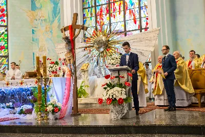 Uroczystość Chrystusa Króla to także święto Akcji Katolickiej i KSM-u. Centralnej uroczystości w Katedrze przewodniczył biskup diecezjalny Jan Wątroba. Eucharystię koncelebrowało 25 księży, wśród nich ks. Stanisław Potera – asystent diecezjalny AK i ks. Tomasz Ryczek – asystent diecezjalny KSM. Po wyznaniu wiary 88 młodych osób złożyło przyrzeczenie Katolickiego Stowarzyszenia Młodzieży. Obrzęd przyrzeczenia prowadził Paweł Grodzki – prezes KSM Diecezji Rzeszowskiej. Ceremonia zakończyła się odśpiewaniem hymnu KSM i zawołaniem: „Przez cnotę, naukę i pracę, służyć Bogu i Ojczyźnie, Gotów!”

Po Komunii św. bp Jan Wątroba, razem z ks. Stanisławem Poterą, wręczył nominacje 20 nowym prezesom oddziałów parafialnych Akcji Katolickiej. Krótkie przemówienia wypowiedzieli kolejno: Jeremi Kalkowski – prezes Zarządu Diecezjalnego Instytutu AK i Paweł Grodzki.

Po Komunii św. wszyscy zebrani uklękli przed Najświętszym Sakramentem. Biskup Ordynariusz odczytał Jubileuszowy Akt Przyjęcia Jezusa Chrystusa za Króla i Pana.

Po Mszy św. bp Jan Wątroba wręczył odznaki i legitymacje nowym członkom KSM.

fot. Fotografiarzeszow