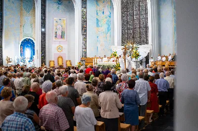 W środę 13 września przeżywaliśmy kolejne w tym roku Nabożeństwo Fatimskie. O godz. 18.40 zostały przedstawione prośby i podziękowania do Matki Bożej Fatimskiej, w intencji których sprawowana była także Msza Święta. Eucharystii przewodniczył i homilię wygłosił ks. Marek Kotwa – wikariusz parafii pw. Św. Michała Archanioła w Rzeszowie. Po Mszy Świętej wyruszyła procesja z figurą Matki Bożej, podczas której modlitwę różańcową prowadzili przedstawiciele parafii pw. Św. Jadwigi Królowej wraz ze swoimi duszpasterzami: ks. Tomaszem Gałuszką oraz ks. Łukaszem Mariuszycem, zaś figurę Matki Bożej nieśli przedstawiciele Bractwa św. Michała Archanioła, Rycerzy Kolumba oraz Związku Strzeleckiego "Strzelec". Modlitwę ubogaciła obecność Orkiestry Dętej pod dyrekcją Tadeusza Cielaka. Nabożeństwo zakończył Apel Jasnogórski. fot. Jola Warchoł