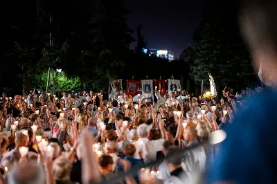 W środę 13 września przeżywaliśmy kolejne w tym roku Nabożeństwo Fatimskie. O godz. 18.40 zostały przedstawione prośby i podziękowania do Matki Bożej Fatimskiej, w intencji których sprawowana była także Msza Święta. Eucharystii przewodniczył i homilię wygłosił ks. Marek Kotwa – wikariusz parafii pw. Św. Michała Archanioła w Rzeszowie. Po Mszy Świętej wyruszyła procesja z figurą Matki Bożej, podczas której modlitwę różańcową prowadzili przedstawiciele parafii pw. Św. Jadwigi Królowej wraz ze swoimi duszpasterzami: ks. Tomaszem Gałuszką oraz ks. Łukaszem Mariuszycem, zaś figurę Matki Bożej nieśli przedstawiciele Bractwa św. Michała Archanioła, Rycerzy Kolumba oraz Związku Strzeleckiego "Strzelec". Modlitwę ubogaciła obecność Orkiestry Dętej pod dyrekcją Tadeusza Cielaka. Nabożeństwo zakończył Apel Jasnogórski. fot. Jola Warchoł