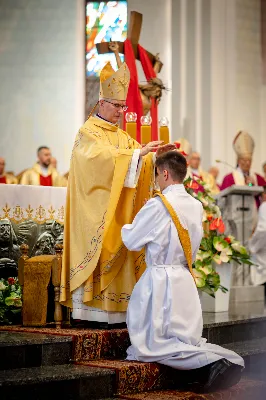 „Na swoje życie i swoje kapłaństwo trzeba popatrzeć w świetle Bożej miłości. Inaczej go nie pojmiemy ani my, ani ci, którzy będą na nas patrzeć” – mówił bp Jan Wątroba podczas Mszy św. z udzieleniem święceń prezbiteratu. 4 czerwca 2022 r. w kościele katedralnym jedenastu diakonów diecezji rzeszowskiej przyjęło sakrament kapłaństwa.
Do grona neoprezbiterów diecezji rzeszowskiej należą: ks. Sebastian Bełz z parafii w Nienadówce, ks. Krzysztof Lampart z parafii w Rudnej Wielkiej, ks. Mateusz Łachmanek z parafii w Lipinkach, ks. Karol Migut z parafii w Jasionce, ks. Marcin Murawski z parafii katedralnej w Rzeszowie, ks. Adrian Pazdan z parafii w Zagorzycach, ks. Tomasz Sienicki z parafii w Bieździedzy, ks. Dominik Świeboda z parafii w Palikówce, ks. Piotr Wąsacz z parafii bł. Władysława Findysza w Rzeszowie, ks. Mateusz Wojtuń z parafii w Święcanach oraz ks. Wiktor Zoła z parafii w Cieklinie.
Mszy św. przewodniczył i święceń udzielił bp Jan Wątroba. Eucharystię koncelebrowało około osiemdziesięciu księży, m.in: przełożeni Wyższego Seminarium Duchownego w Rzeszowie oraz proboszczowie i wikariusze z parafii rodzinnych neoprezbiterów. W Mszy św. uczestniczył abp Edward Nowak, bp Kazimierz Górny i bp Edward Białogłowski.
Zebranych w kościele katedralnym powitał ks. Krzysztof Gołąbek, proboszcz parafii.
W homilii bp Jan Wątroba nawiązał do słów z Ewangelii według św. Jana w których Chrystus tłumaczy co to znaczy być dobrym pasterzem. „Być kapłanem w Kościele Chrystusowym to znaczy mieć udział w Jego pasterskiej misji i stale upodabniać się do Dobrego Pasterza, który zna owce, karmi je, broni i jest gotów oddać życie dla ich dobra” – mówił hierarcha.
Po homilii odbył się obrzędy święceń: przyrzeczenie czci i posłuszeństwa Biskupowi Ordynariuszowi, Litania do Wszystkich Świętych podczas której kandydaci leżeli krzyżem, nałożenie rąk, modlitwa święceń oraz namaszczenie rąk krzyżmem i wręczenie chleba i wina. Podczas Liturgii Eucharystycznej nowo wyświęceni po raz pierwszy wyciągnęli dłonie nad chlebem i winem wypowiadając słowa konsekracji.
Na zakończenie Mszy św. ks. Tomasz Sienicki, podziękował w imieniu nowo wyświęconych wszystkim, którzy przyczynili się do przygotowania ich do kapłaństwa. Słowa wdzięczności, m.in. przełożonym Wyższego Seminarium Duchownego w Rzeszowie i rodzicom neoprezbiterów, wypowiedział bp Jan Wątroba. 
W drodze do zakrystii neoprezbiterzy zatrzymali się przy figurze Matki Bożej Fatimskiej zawierzając swoje kapłaństwo Matce Bożej.
W niedzielę, 5 czerwca, w Uroczystość Zesłania Ducha Świętego, neoprezbiterzy będą sprawować w swoich rodzinnych parafiach uroczyste Msze św. prymicyjne, a w najbliższych tygodniach otrzymają skierowania do parafii.

Fot. ks. Jakub Nagi oraz biala-wrona.pl
