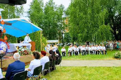 W czwartek w Uroczystość Najświętszego Ciała i Krwi Pańskiej (Boże Ciało) Msza Święta parafialna o godz. 12.00 była sprawowana na osiedlu Drabinianka na placu zieleni między ul. Graniczną i Zieloną. Dziękujemy parafianom za zaangażowanie i pomoc w przygotowaniu ołtarzy: - Ołtarz Mszy Świętej - Spółdzielnia Mieszkaniowa Metalowiec i mieszkańcy ul. Zielonej. - I ołtarz przy kapliczce Matki Bożej Fatimskiej – mieszkańcy bloku ul. Cicha 9. - II ołtarz przy Akademikach – mieszkańcy bloków ul. Cicha 3 i 7. - III ołtarz przed „Energetykiem” mieszkańcy bloku Kwiatkowskiego 5. - IV ołtarz obok bloków ul. Graniczna 4a i 4b – mieszkańcy tychże bloków.  fot. Andrzej Kotowicz