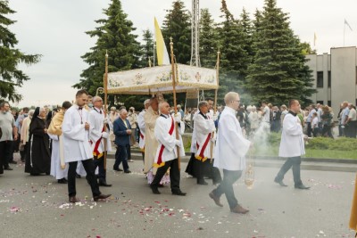 W piątek (11 czerwca) obchodziliśmy Uroczystość Najświętszego Serca Pana Jezusa - nasz odpust parafialny. Dziękujemy za tak liczny udział! Kazania odpustowe wygłosił ks. dziekan Krzysztof Szopa, proboszcz parafii Osobnica, były wikariusz naszej parafii. O godz. 18.00 uroczystej Mszy Świętej przewodniczył bp Jan Ozgi z Kamerunu (wikariusz katedralny w latach 1981-1985). Podczas Mszy Świętej zaśpiewał Katedralny Chór Chłopięco-Męski Pueri Cantores Resovienses i zagrała orkiestra dęta.  fot. Joanna Prasoł