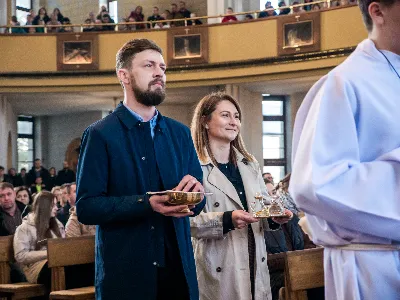 W V Niedzielę Wielkiego Postu, podczas Mszy Świętej o godz. 12:00, ks. Krzysztof Gołąbek – proboszcz naszej Katedry, przyjął do grona Liturgicznej Służby Ołtarza siedmiu nowych ministrantów. Po odpowiednim przygotowaniu, pod czujnym okiem ks. Pawła Wójcika oraz animatorów Adama i Miłosza, chłopcy otrzymali stopień ministranta choralisty – po raz pierwszy założyli kołnierzyki i otrzymali legitymacje ministranckie. To wyjątkowy moment i ogromna radość dla naszej wspólnoty! Podczas Mszy Świętej zaśpiewała Dziewczęca Schola Katedralna. Serdecznie gratulujemy chłopcom odwagi oraz życzymy wytrwałości w tej pięknej służbie przy Ołtarzu Pana Jezusa. Jeśli chcesz dołączyć do grona ministrantów – serdecznie zapraszamy! Zainteresowanych prosimy o kontakt z ks. Pawłem Wójcikiem.
fot. Antoni Ważny