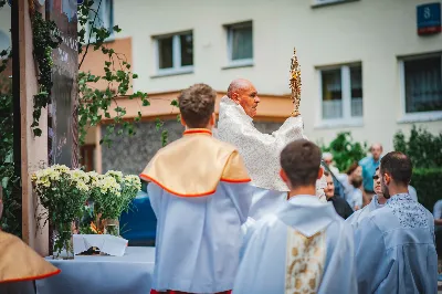 W piątek 13 sierpnia przeżywaliśmy kolejne w tym roku Nabożeństwo Fatimskie. O godz. 18.40 zostały przedstawione prośby i podziękowania do Matki Bożej Fatimskiej, w intencji których sprawowana była także Msza Święta. Eucharystii przewodniczył ks. Piotr Fortuna (proboszcz parafii Rzeszów-Matysówka), homilię zaś wygłosił ks. Jan Pyziak (proboszcz parafii Rzeszów-Matysówka w latach 1985-2018). Po Mszy Świętej wyruszyła procesja z figurą Matki Bożej, podczas której modlitwę różańcową prowadzili przedstawiciele parafii Rzeszów-Zalesie wraz ze swoim duszpasterzem ks. Marcinem Jaraczem. Modlitwę ubogaciła obecność Orkiestry Dętej pod dyrekcją Tadeusza Cielaka. Nabożeństwo zakończył Apel Jasnogórski. fot. Małgorzata Ryndak