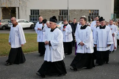 1 listopada 2018 r., w Uroczystość Wszystkich Świętych, na rzeszowskich cmentarzach odbyły się Msze św. i procesje w intencji zmarłych. Nabożeństwu na największej rzeszowskiej nekropolii, Cmentarzu Komunalnym Wilkowyja, przewodniczył bp Jan Wątroba, a liturgię w kaplicy cmentarnej oraz procesję za zmarłych przygotowali duszpasterze i wierni z naszej parafii katedralnej. Homilię wygłosił ks. proboszcz ks. Krzysztof Gołąbek. Kaznodzieja zwrócił uwagę, że jako wyznawcy Zmartwychwstałego Chrystusa patrzymy dalej niż ziemia. „Nasz wzrok zatrzymuje się dzisiaj na grobach, na ziemi, ale przez wiarę widzimy więcej, widzimy niebo” – podkreślił.  Po Mszy św. odbyła się procesja z modlitwami w intencji zmarłych. Przy pierwszej stacji, gdzie modlitwą obejmuje się zmarłych papieży, biskupów, kapłanów oraz osoby konsekrowane, uczestnicy procesji zatrzymali się przy grobie ks. Józefa Sondeja. Niedaleko, na tym samy skwerze, pochowani są m.in.: ks. Jan Delekta, ks. Walenty Bal, ks. Józef Kapusta, ks. płk Józef Pałęga oraz zmarli zakonnicy: pijarzy, dominikanie i salezjanie.  fot. ks. Tomasz Nowak