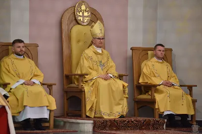 18 maja 2025 r., w katedrze rzeszowskiej celebrowano Eucharystię z okazji 25. rocznicy przyjęcia sakry biskupiej przez bp. Jana Wątrobę. Mszy św. przewodniczył Biskup Rzeszowski, zaś w koncelebrze wzięli udział: abp Józef Michalik, abp Adam Szal, bp Edward Białogłowski, bp Kazimierz Górny, bp Stanisław Jamrozek, bp Marian Rojek, bp Jan Śrutwa oraz kilkudziesięciu kapłanów. W Eucharystii uczestniczyły liczne delegacje osób życia konsekrowanego, przedstawiciele instytucji, fundacji i stowarzyszeń kościelnych. W katedrze rzeszowskiej obecni byli również parlamentarzyści sejmu i senatu, władze wojewódzkie, samorządowe, władze Rzeszowa, rektorzy wyższych uczelni, dyrektorzy instutucji regionalnych, kuratorium oświaty, a także szpitali. Homilię wygłosił bp Edward Białogłowski, biskup pomocniczy senior, który podkreślił, że świętowanie srebrnego jubileuszu Biskupa Rzeszowskiego wpisuje się w przeżywanie Roku Świętego, ale także kolejną rocznicę urodzin św. Jana Pawła II, rocznicę bitwy pod Monte Cassino, inaugurację pontyfikatu Ojca Świętego Leona XIV oraz rocznicę beatyfikacji Józef Sebastiana Pelczara. Na zakończenie liturgii Karolina i Dariusz Kosakowie z dziećmi, jako przedstawiciele diecezjan, przekazali życzenia Jubilatowi. W uroczystej liturgii wzięło udział kilkuset muzyków, chórzystów i członków orkiestr, którzy brali udział w projekcie „Podkarpacie śladami św. Jana Pawła II”. Przedsięwzięcie zostało zorganizowane przez Polski Związek Chórów i Orkiestr – Oddział w Rzeszowie. fot. ks. Jakub Oczkowicz