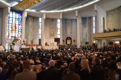 18 maja 2025 r., w katedrze rzeszowskiej celebrowano Eucharystię z okazji 25. rocznicy przyjęcia sakry biskupiej przez bp. Jana Wątrobę. Mszy św. przewodniczył Biskup Rzeszowski, zaś w koncelebrze wzięli udział: abp Józef Michalik, abp Adam Szal, bp Edward Białogłowski, bp Kazimierz Górny, bp Stanisław Jamrozek, bp Marian Rojek, bp Jan Śrutwa oraz kilkudziesięciu kapłanów. W Eucharystii uczestniczyły liczne delegacje osób życia konsekrowanego, przedstawiciele instytucji, fundacji i stowarzyszeń kościelnych. W katedrze rzeszowskiej obecni byli również parlamentarzyści sejmu i senatu, władze wojewódzkie, samorządowe, władze Rzeszowa, rektorzy wyższych uczelni, dyrektorzy instutucji regionalnych, kuratorium oświaty, a także szpitali. Homilię wygłosił bp Edward Białogłowski, biskup pomocniczy senior, który podkreślił, że świętowanie srebrnego jubileuszu Biskupa Rzeszowskiego wpisuje się w przeżywanie Roku Świętego, ale także kolejną rocznicę urodzin św. Jana Pawła II, rocznicę bitwy pod Monte Cassino, inaugurację pontyfikatu Ojca Świętego Leona XIV oraz rocznicę beatyfikacji Józef Sebastiana Pelczara. Na zakończenie liturgii Karolina i Dariusz Kosakowie z dziećmi, jako przedstawiciele diecezjan, przekazali życzenia Jubilatowi. W uroczystej liturgii wzięło udział kilkuset muzyków, chórzystów i członków orkiestr, którzy brali udział w projekcie „Podkarpacie śladami św. Jana Pawła II”. Przedsięwzięcie zostało zorganizowane przez Polski Związek Chórów i Orkiestr – Oddział w Rzeszowie. fot. ks. Jakub Oczkowicz
