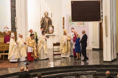 We wtorek 22.10.2019 r. w liturgiczne wspomnienie św. Jana Pawła II bp Jan Wątroba poświęcił ołtarz-relikwiarium ku czci Świętego Papieża na Mszy Świętej o godz. 18.00 jako dar parafian na 100-lecie urodzin Karola Wojtyły. 20 minut przed Mszą Świętą nasz Chór Katedralny Pueri Cantores Resovienses pod dyrekcją Marcina Florczaka wykonał koncert dedykowany św. Janowi Pawłowi II. Po Mszy Świętej Akcja Katolicka naszej parafii poprowadziła różaniec z Ojcem Świętym Janem Pawłem II przy Jego relikwiach. Fot. Dariusz Kamiński (https://fotografiarzeszow.com.pl/) 