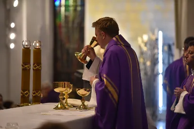 Mszy św. w Środę Popielcową na rozpoczęcie Wielkiego Postu w katedrze rzeszowskiej przewodniczył bp Jan Wątroba. Eucharystię koncelebrowali: ks. Łukasz Cyrnek, ks. Krzysztof Golas, ks. Krzysztof Gołąbek, ks. Sławomir Jeziorski, ks. Dominik Kiełb, ks. Jakub Nagi i ks. Nikodem Rybczyk.
Homilię wygłosił ks. Julian Wybraniec, wikariusz parafii katedralnej. Kaznodzieja w rozważaniu mówił o symbolice popiołu, którym w Środę Popielcową posypuje się głowy uczestników liturgii.
Po homilii odbył się obrzęd wybrania i wpisania imion do księgi katechumenów dwóch kobiet, które, jako dorosłe, przygotowują się do przyjęcia sakramentów inicjacji chrześcijańskiej.
Następnie odbył się obrzęd posypania popiołem.
Podczas Mszy św. posługę muzyczną pełniła Katedralna Schola Liturgiczna. Eucharystia była transmitowana przez Katolickie Radio VIA.
fot. ks. Jakub Oczkowicz