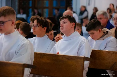 W Wielki Czwartek o godz. 10.00 w naszej Katedrze bp Jan Wątroba przewodniczył Mszy Krzyżma. Jest ona wyrazem jedności i wspólnoty duchowieństwa diecezji. Podczas tej Mszy Świętej biskup poświęcił olej chorych, katechumenów oraz olej krzyżma. Księża koncelebrujący z biskupem Eucharystię odnowili przyrzeczenia kapłańskie. W koncelebrze wzięli udział bp Kazimierz Górny, bp Edward Białogłowski oraz ponad 200 kapłanów z całej diecezji. W Eucharystii wzięli również udział licznie zebrani ministranci, lektorzy, animatorzy, ceremoniarze, członkowie scholi parafialnych i dziewczęcej służby maryjnej. Podczas Mszy Świętej zaśpiewał chór męski pod dyrekcją ks. Andrzeja Widaka. Przy organach zasiadł ks. Julian Wybraniec. fot. Piotr Szorc