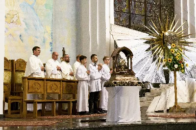 W piątek 13 września przeżywaliśmy uroczyste Nabożeństwo Fatimskie. Mszy Świętej przewodniczył ks. Jacek Pasela. Kazanie wygłosił ks. Michał Domasik. O godz. 18.40 zostały przedstawione prośby i podziękowania do Matki Bożej Fatimskiej, w intencji których sprawowana była także Msza Święta. Śpiewał chór z parafii pw. Św. Jadwigi Królowej pod dyrekcją Marcina Kaławaja. Po Mszy Świętej wyruszyła procesja z figurą Matki Bożej i relikwiami świętych Dzieci Fatimskich. Nabożeństwo zakończył Apel Jasnogórski. Dziękujemy parafii pw. Św. Jadwigi Królowej za przygotowanie liturgii oraz parafii pw. Michała Archanioła za prowadzenie modlitwy różańcowej. fot. Joanna Prasoł 