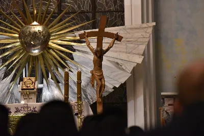 W Katedrze Rzeszowskiej odbyło się nabożeństwo Drogi Krzyżowej, której przewodniczył ks. Paweł Synoś, wikariusz biskupi ds. duchowieństwa. "Dziś sprowadź Mi dusze kapłańskie i zakonne, i zanurz je w niezgłębionym miłosierdziu Moim. One dały Mi moc przetrwania gorzkiej męki; przez nie, jak przez kanały, spływa na ludzkość miłosierdzie Moje." (Dzienniczek 1212) W modlitwie wraz z bp Janem Wątrobą uczestniczyły osoby życia konsekrowanego oraz prezbiterzy posługujący w Diecezji Rzeszowskiej. Nabożeństwo było ofiarowane w intencji wynagrodzenia za grzechy duchowieństwa i osób konsekrowanych, za dusze kapłanów i osób konsekrowanych cierpiące w czyśćcu oraz za tych, którzy odeszli od kapłaństwa i życia zakonnego. Fot. ks. Jakub Oczkowicz