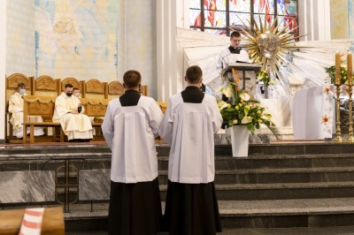 1 kwietnia 2021 r. o godz. 18.00 w naszej Katedrze rozpoczęła się Msza Wieczerzy Pańskiej, której przewodniczył bp Jan Wątroba. W koncelebrze uczestniczyli głównie księża z Parafii Katedralnej i z Wyższego Seminarium Duchownego w Rzeszowie. Po Komunii św. Najświętszy Sakrament przeniesiono do kaplicy adoracji zwanej "ciemnicą" przygotowaną w dolnym kościele Katedry.  fot. Joanna Prasoł