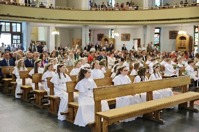 Maj to dla wielu najpiękniejszy miesiąc w roku. W liturgii Kościoła szczególnie wtedy czcimy Maryję oraz radujemy się ze Zmartwychwstania Pańskiego. W niedzielę 8 maja w naszej Katedrze dzieci z klas III doświadczyły równie wielkiej radości po raz pierwszy w pełni uczestnicząc we Mszy Świętej. To niezwykłe spotkanie z Chrystusem w Komunii Świętej zostało poprzedzone przygotowaniem poprzez katechezy w szkole i spotkania w parafii, a także spowiedzią. Poprzez niedzielne Eucharystie o godz. 12.00 i 13.30 celebrowane przez ks. Krzysztofa Gołąbka, proboszcza naszej Katedry, 88 dzieci rozpoczęło wielką przygodę z Jezusem ukrytym w Najświętszym Sakramencie. Towarzyszyli im rodzice, którzy wraz ze swoimi dziećmi przygotowywali się do tego wydarzenia, a także najbliższa rodzina. Posługę w liturgii Mszy Świętej pełniły dzieci pierwszokomunijne oraz ich rodzice.
Wielka radość serc dzieci komunijnych promieniowała na wszystkich uczestników Mszy Świętej i przypominała zebranym na liturgii, że spotkanie z Jezusem Eucharystycznym to przywilej i wielkie szczęście. Czas tej wielkiej radości został przedłużony przez „Biały Tydzień”, w którym dzieci uczestniczyły w wieczornej Eucharystii, przyjmując Jezusa do swoich serc. 

Wszystkim dzieciom, które w tym roku przeżywały swoją Pierwszą Komunię Świętą, życzymy, aby nie gasł w nich zapał do poznawania Jezusa i Jego nauki, a radość, jaka towarzyszyła tym dniom, była nieodłączną towarzyszką ich spotkań z Jezusem w Eucharystii. A s. Julicie i ks. Julianowi dziękujemy za serce włożone w przygotowanie dzieci do tego wielkiego wydarzenia.

fot. Paweł Styka