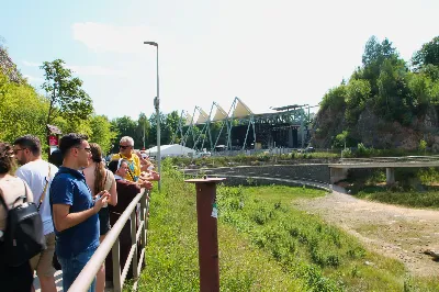 W ostatnią sobotę sierpnia katedralni parafianie pod opieką księdza proboszcza Krzysztofa Gołąbka pielgrzymowali do klasztoru na Świętym Krzyżu oraz Kielc.
Pierwszym punktem był spacer na platformę widokowo-obserwacyjną, gdzie mogliśmy podziwiać jedne z największych gołoborzy w Polsce. Gołoborza łysogórskie tworzą interesujące pola kamieni pośród lasów Puszczy Jodłowej. Nasyceni malowniczymi widokami udaliśmy się do Klasztoru Oblatów, gdzie z przewodnikiem zwiedziliśmy kryptę księcia Jeremiego Wiśniowieckiego, poznaliśmy historię powstawania Klasztoru oraz jego burzliwe dzieje. Zwiedziliśmy muzeum misyjne Ojców Oblatów i dotarliśmy do kaplicy, gdzie znajdują się relikwie drzewa Krzyża Świętego. W skupieniu i refleksji uczestniczyliśmy w modlitwie, błogosławieństwie i ucałowaniu relikwiarza.
Najważniejszym punktem na naszym pielgrzymim szlaku była Msza Święta sprawowana przez księdza proboszcza Krzysztofa Gołąbka w intencjach wszystkich uczestników pielgrzymki. Była ona dla nas szczególnym przeżyciem, ponieważ była odprawiana w Bazylice Mniejszej pw. Trójcy Świętej, sąsiadującej z kaplicą, w której znajduje się cząstka Ziemi Świętej – relikwie Świętego Krzyża. Po Mszy Świętej przyszedł czas na indywidualne zwiedzanie – wykorzystaliśmy go, aby wejść na platformę widokową wieży, skąd rozpościerają się wspaniałe i zachwycające widoki.
Następnie pojechaliśmy do Kielc, gdzie przy słonecznej pogodzie spacerowaliśmy po Rezerwacie Kadzielnia, podziwiając dawny kamieniołom, Skałkę Geologów, Pomnik Dekalogu oraz amfiteatr kielecki.
Z uwagi na wspaniały wystrój i wyjątkowe zabytki Bazyliki Katedralnej Wniebowzięcia Najświętszej Maryi Panny, ta świątynia na długo pozostanie w naszej pamięci. Podziwialiśmy również znajdujący się obok Bazyliki były Pałac Biskupów Krakowskich (obecnie znajduje się tam Muzeum Narodowe) oraz znajdujący się za nim ogród włoski.
Wycieczkę zakończyliśmy spacerem po rynku kieleckim, gdzie mogliśmy zobaczyć wyjątkowe mieszczańskie kamienice sprzed 150 lat.
Czas pielgrzymki był dla wszystkich pielgrzymów dobrze i owocnie spędzonym dniem. Nie zabrakło w nim modlitwy i refleksji, a także zachwytu nad pięknem przyrody i historycznymi zabytkami. Zachęcamy wszystkich do udziału w kolejnych pielgrzymkach.
Agnieszka i Arkadiusz Sowa
fot. Andrzej Kotowicz 