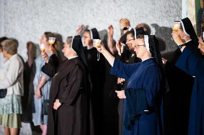 W środę 13 września przeżywaliśmy kolejne w tym roku Nabożeństwo Fatimskie. O godz. 18.40 zostały przedstawione prośby i podziękowania do Matki Bożej Fatimskiej, w intencji których sprawowana była także Msza Święta. Eucharystii przewodniczył i homilię wygłosił ks. Marek Kotwa – wikariusz parafii pw. Św. Michała Archanioła w Rzeszowie. Po Mszy Świętej wyruszyła procesja z figurą Matki Bożej, podczas której modlitwę różańcową prowadzili przedstawiciele parafii pw. Św. Jadwigi Królowej wraz ze swoimi duszpasterzami: ks. Tomaszem Gałuszką oraz ks. Łukaszem Mariuszycem, zaś figurę Matki Bożej nieśli przedstawiciele Bractwa św. Michała Archanioła, Rycerzy Kolumba oraz Związku Strzeleckiego "Strzelec". Modlitwę ubogaciła obecność Orkiestry Dętej pod dyrekcją Tadeusza Cielaka. Nabożeństwo zakończył Apel Jasnogórski. fot. Jola Warchoł