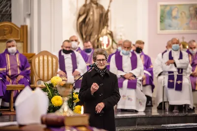 W czwartek 5 listopada o godz. 11.00 Mszą Świętą pogrzebową pożegnaliśmy śp. ks. inf. Stanisława Maca - pierwszego proboszcza i budowniczego Rzeszowskiej Katedry, byłego prepozyta Kapituły Katedralnej i długoletniego dziekana dekanatu Rzeszów – Katedra.  Mszy Świętej przewodniczył bp Jan Wątroba, homilię wygłosił ks. Stanisław Potera. W koncelebrze uczestniczył bp Stanisław Jamrozek - biskup pomocniczy przemyski i ok. 50 księży. fot. Dariusz Kamiński Fotografiarzeszow