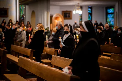 Mszy Świętej w święto Ofiarowania Pańskiego przewodniczył bp Jan Wątroba. W Eucharystii z okazji Dnia Życia Konsekrowanego uczestniczyli przedstawiciele sióstr i braci zakonnych, pustelnic, dziewic i wdów konsekrowanych oraz członków instytutów świeckich. Eucharystię koncelebrował ks. Stanisław Kamiński, wikariusz biskupi ds. zakonnych, a także 8 kapłanów. Homilię wygłosił bp Jan Wątroba. Śpiew podczas Mszy Świętej prowadziła Katedralna Schola Liturgiczna pod kierunkiem ks. Juliana Wybrańca przy akompaniamencie organowym Wiesława Siewierskiego. Fot. Paulina Lęcznar