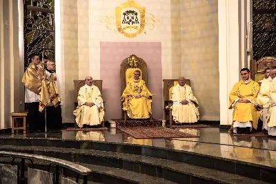 W liturgiczne święto św. Jana Apostoła i Ewangelisty, w katedrze rzeszowskiej duchowni i świeccy modlili się w intencji bp. Jana Wątroby. Eucharystię, której przewodniczył Solenizant, koncelebrowali: bp Kazimierz Górny, bp Edward Białogłowski oraz 56 księży.  fot. Dariusz Kamiński (https://fotografiarzeszow.com.pl)