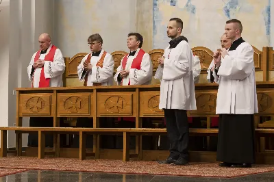 W Wielki Piątek 15.04.2022 r. w Katedrze Rzeszowskiej Liturgii na cześć Męki Pańskiej przewodniczył bp Jan Wątroba.
Mękę naszego Pana Jezusa Chrystusa według świętego Jana śpiewali:
ks. Julian Wybraniec - Jezus
Karol Baraniewicz - Ewangelista
ks. Szczepan Węglowski - Inni
Chór WSD Rzeszów pod dyrekcją ks. dra Andrzeja Widaka
fot. Joanna Prasoł