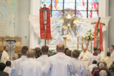 26 maja dla parafii katedralnej w Rzeszowie był szczególnym dniem dziękczynienia za dar kapłaństwa i znakiem obecności Maryi. W tym dniu parafianie przywitali peregrynującą w diecezji rzeszowskiej figurę Matki Bożej Fatimskiej i modlili się z księżmi, którzy obchodzili 10. rocznicę swoich święceń prezbiteratu.
Przed rozpoczęciem uroczystej Eucharystii pod przewodnictwem bpa Kazimierza Górnego, wierni zgromadzeni w świątyni przywitali figurę Matki Bożej Fatimskiej. O godz. 18.00 rozpoczęła się Msza Święta koncelebrowana przez 15 kapłanów wyświęconych 26 maja 2012 r. i sprawowana jako dziękczynienie za dar powołania do kapłaństwa. Bp Kazimierz w homilii przywołał wspomnienia z tego dnia, kiedy diecezja rzeszowska wzbogaciła się o nowych księży, którzy po raz pierwszy celebrowali z nim Eucharystię. Podkreślił także znaczenie codziennej kapłańskiej posługi, która wymaga trudu i poświęcenia w imię Chrystusa. Jubileusz 10-lecia kapłaństwa obchodzili: ks. Wojciech Chrostowski pochodzący z Gorlic (Fara), ks. Mirosław Dziadosz z Jasła (Chrystusa Króla), ks. Paweł Gąsior z Rożnowic, ks. Damian Jacek z Czudca, ks. Mirosław Kardaś ze Strzyżowa (św. J.S. Pelczara), ks. Tomasz Kołodziej z Trzebosi, ks. Filip Mikuła z Rzeszowa (Katedra), ks. Mateusz Mycek z Sędziszowa Małopolskiego (Fara), ks. Marcin Pokrywka z Przeworska (Ojcowie Bernardyni, diec. przemyska), ks. Nikodem Rybczyk z Gorlic (Fara), ks. Tomasz Ryczek z Turzy (diec. tarnowska), ks. Paweł Sikora z Rzeszowa (Zwięczyca – św. Józefa), ks. Krzysztof Wilczkiewicz z Gorlic (Glinik), ks. Tomasz Wójcik z Niewodnej oraz ks. Julian Wybraniec z Rzeszowa (św. Rocha). Po Mszy Świętej odśpiewano Litanię Loretańską przy wystawionym Najświętszym Sakramencie, po czym miała miejsce adoracja prywatna do godz. 20.30. Następnie odmówiono radosną część różańca i odśpiewano Apel Jasnogórski. Także przez kolejny dzień wierni mogli zawierzać swoje intencje Maryi w kolejnych częściach modlitwy różańcowej. W piątek po Mszy Świętej wieczornej figurę Matki Bożej przekazano do parafii Opatrzności Bożej w Rzeszowie. 
Peregrynacja figury Matki Bożej Fatimskiej w diecezji rzeszowskiej odbywa się z okazji 30. rocznicy powstania diecezji. Od 25 marca 2022 figura Matki Bożej Fatimskiej jest przekazywana do poszczególnych parafii diecezji i połączona z adoracją Najświętszego Sakramentu. 
Angelika Karnasiewicz, fot. Małgorzata Ryndak