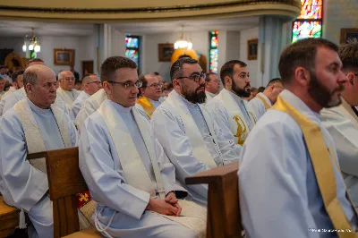 W Wielki Czwartek o godz. 10.00 w naszej Katedrze bp Jan Wątroba przewodniczył Mszy Krzyżma. Jest ona wyrazem jedności i wspólnoty duchowieństwa diecezji. Podczas tej Mszy Świętej biskup poświęcił olej chorych, katechumenów oraz olej krzyżma. Księża koncelebrujący z biskupem Eucharystię odnowili przyrzeczenia kapłańskie. W koncelebrze wzięli udział bp Kazimierz Górny, bp Edward Białogłowski oraz ponad 200 kapłanów z całej diecezji. W Eucharystii wzięli również udział licznie zebrani ministranci, lektorzy, animatorzy, ceremoniarze, członkowie scholi parafialnych i dziewczęcej służby maryjnej. Podczas Mszy Świętej zaśpiewał chór męski pod dyrekcją ks. Andrzeja Widaka. Przy organach zasiadł ks. Julian Wybraniec. fot. Piotr Szorc