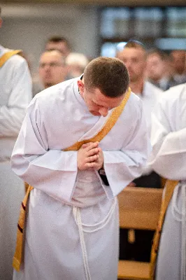 „Na swoje życie i swoje kapłaństwo trzeba popatrzeć w świetle Bożej miłości. Inaczej go nie pojmiemy ani my, ani ci, którzy będą na nas patrzeć” – mówił bp Jan Wątroba podczas Mszy św. z udzieleniem święceń prezbiteratu. 4 czerwca 2022 r. w kościele katedralnym jedenastu diakonów diecezji rzeszowskiej przyjęło sakrament kapłaństwa.
Do grona neoprezbiterów diecezji rzeszowskiej należą: ks. Sebastian Bełz z parafii w Nienadówce, ks. Krzysztof Lampart z parafii w Rudnej Wielkiej, ks. Mateusz Łachmanek z parafii w Lipinkach, ks. Karol Migut z parafii w Jasionce, ks. Marcin Murawski z parafii katedralnej w Rzeszowie, ks. Adrian Pazdan z parafii w Zagorzycach, ks. Tomasz Sienicki z parafii w Bieździedzy, ks. Dominik Świeboda z parafii w Palikówce, ks. Piotr Wąsacz z parafii bł. Władysława Findysza w Rzeszowie, ks. Mateusz Wojtuń z parafii w Święcanach oraz ks. Wiktor Zoła z parafii w Cieklinie.
Mszy św. przewodniczył i święceń udzielił bp Jan Wątroba. Eucharystię koncelebrowało około osiemdziesięciu księży, m.in: przełożeni Wyższego Seminarium Duchownego w Rzeszowie oraz proboszczowie i wikariusze z parafii rodzinnych neoprezbiterów. W Mszy św. uczestniczył abp Edward Nowak, bp Kazimierz Górny i bp Edward Białogłowski.
Zebranych w kościele katedralnym powitał ks. Krzysztof Gołąbek, proboszcz parafii.
W homilii bp Jan Wątroba nawiązał do słów z Ewangelii według św. Jana w których Chrystus tłumaczy co to znaczy być dobrym pasterzem. „Być kapłanem w Kościele Chrystusowym to znaczy mieć udział w Jego pasterskiej misji i stale upodabniać się do Dobrego Pasterza, który zna owce, karmi je, broni i jest gotów oddać życie dla ich dobra” – mówił hierarcha.
Po homilii odbył się obrzędy święceń: przyrzeczenie czci i posłuszeństwa Biskupowi Ordynariuszowi, Litania do Wszystkich Świętych podczas której kandydaci leżeli krzyżem, nałożenie rąk, modlitwa święceń oraz namaszczenie rąk krzyżmem i wręczenie chleba i wina. Podczas Liturgii Eucharystycznej nowo wyświęceni po raz pierwszy wyciągnęli dłonie nad chlebem i winem wypowiadając słowa konsekracji.
Na zakończenie Mszy św. ks. Tomasz Sienicki, podziękował w imieniu nowo wyświęconych wszystkim, którzy przyczynili się do przygotowania ich do kapłaństwa. Słowa wdzięczności, m.in. przełożonym Wyższego Seminarium Duchownego w Rzeszowie i rodzicom neoprezbiterów, wypowiedział bp Jan Wątroba. 
W drodze do zakrystii neoprezbiterzy zatrzymali się przy figurze Matki Bożej Fatimskiej zawierzając swoje kapłaństwo Matce Bożej.
W niedzielę, 5 czerwca, w Uroczystość Zesłania Ducha Świętego, neoprezbiterzy będą sprawować w swoich rodzinnych parafiach uroczyste Msze św. prymicyjne, a w najbliższych tygodniach otrzymają skierowania do parafii.

Fot. ks. Jakub Nagi oraz biala-wrona.pl
