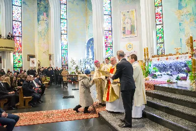 Uroczystość Chrystusa Króla to także święto Akcji Katolickiej i KSM-u. Centralnej uroczystości w Katedrze przewodniczył biskup diecezjalny Jan Wątroba. Eucharystię koncelebrowało 25 księży, wśród nich ks. Stanisław Potera – asystent diecezjalny AK i ks. Tomasz Ryczek – asystent diecezjalny KSM. Po wyznaniu wiary 88 młodych osób złożyło przyrzeczenie Katolickiego Stowarzyszenia Młodzieży. Obrzęd przyrzeczenia prowadził Paweł Grodzki – prezes KSM Diecezji Rzeszowskiej. Ceremonia zakończyła się odśpiewaniem hymnu KSM i zawołaniem: „Przez cnotę, naukę i pracę, służyć Bogu i Ojczyźnie, Gotów!”

Po Komunii św. bp Jan Wątroba, razem z ks. Stanisławem Poterą, wręczył nominacje 20 nowym prezesom oddziałów parafialnych Akcji Katolickiej. Krótkie przemówienia wypowiedzieli kolejno: Jeremi Kalkowski – prezes Zarządu Diecezjalnego Instytutu AK i Paweł Grodzki.

Po Komunii św. wszyscy zebrani uklękli przed Najświętszym Sakramentem. Biskup Ordynariusz odczytał Jubileuszowy Akt Przyjęcia Jezusa Chrystusa za Króla i Pana.

Po Mszy św. bp Jan Wątroba wręczył odznaki i legitymacje nowym członkom KSM.

fot. Fotografiarzeszow