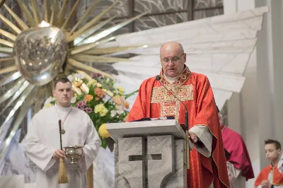 W czwartek 18 listopada, we wspomnienie bł. Karoliny Kózkówny – współpatronki Diecezji Rzeszowskiej, w Katedrze Rzeszowskiej o godz. 18.00 miała miejsce uroczysta Msza Święta, podczas której w poczet Kapituły Katedralnej został włączony ks. Michał Rurak. W uroczystości uczestniczyli przedstawiciele Kapituły Katedralnej, przedstawiciel Kapituły Archikatedralnej w Przemyślu – ks. Mieczysław Rusin oraz kapłani posługujący w Katedrze Rzeszowskiej. Mszy Świętej przewodniczył ks. Krzysztof Gołąbek – proboszcz Katedry i prepozyt Kapituły Katedralnej, homilię zaś wygłosił ks. dr Krzysztof Golas. Uroczystość rozpoczęła się odczytaniem przez ks. Jana Szczupaka – dziekana Kapituły Katedralnej – dekretu biskupa Jana Wątroby o włączeniu ks. Michała Ruraka do grona kanoników oraz o ustanowieniu go Kanonikiem Penitencjarzem kościoła Katedralnego w Rzeszowie. Następnie prepozyt Kapituły poświęcił dystynktorium kanonickie i wprowadził nowego kanonika w urząd. Ten zaś w stroju chórowym zajął miejsce w katedralnych stallach. Nowy kanonik po homilii złożył wyznanie wiary związane z obejmowaniem urzędu w kościele. Tytuł kanonika przyznawany jest przez biskupa diecezji jako wyróżnienie za zaangażowanie kapłana w życie Kościoła. Historycznie kanonikami byli księża skupieni wokół biskupa, któremu pomagali w zarządzaniu lokalnym Kościołem. Obowiązani byli określoną regułą, czyli kanonem praw: stąd pochodzi nazwa „kanonik”. Kapituła katedralna w Rzeszowie jest kolegium kapłanów diecezji rzeszowskiej, powołanym 22 lutego 1993 r. przez Stolicę Apostolską na wniosek biskupa rzeszowskiego Kazimierza Górnego. Zadaniem Kapituły jest sprawowanie bardziej uroczystych czynności liturgicznych w kościele katedralnym, troska o rozwój instytucji duszpasterskich i wychowawczych w diecezji oraz pełnienie zadań zleconych jej przez prawo lub biskupa diecezjalnego. Przedstawiciel Kapituły może uczestniczyć w wizytacjach kanonicznych parafii dokonywanych przez księży biskupów. Kanonicy zajmują miejsca w stallach według ustalonej kolejności podyktowanej datą ich nominacji. Pierwsze miejsce w stallach po prawej stronie jest przeznaczone dla prepozyta, a po stronie lewej dla dziekana. Na czele Kapituły stoi prepozyt, który jest jej przewodniczącym. Obecnie funkcję tę pełni proboszcz Katedry ks. Krzysztof Gołąbek. Statuty Kapituły Katedralnej w Rzeszowie wymieniają jeszcze pięć innych urzędów: •	dziekan (ks. Jan Szczupak) – zastępca prepozyta: służy mu pomocą, zastępuje go w razie nieobecności, uzgadnia udział Kapituły w uroczystościach religijnych i patriotycznych, •	scholastyk (ks. inf. Wiesław Szurek) – odpowiedzialny za archiwum, bibliotekę, •	skarbnik (ks. Stanisław Potera) – odpowiedzialny za finanse kapituły, •	penitencjarz (ks. Michał Rurak) – spowiednik w kościele katedralnym, •	sekretarz (ks. Józef Kula). Strój chórowy Rzeszowskiej Kapituły Katedralnej stanowi czarna sutanna z fioletowymi guzikami i obszywkami, rokieta, biret z fioletowym pomponem, mantolet koloru czarnego obszyty fioletowym sznurkiem, łańcuch z dystynktorium w kształcie krzyża, z podobizną św. Józefa Sebastiana Pelczara – patrona diecezji – oraz pierścień. Strój chórowy obowiązuje kanoników podczas uroczystości kościelnych, zwłaszcza z udziałem biskupa rzeszowskiego, na terenie diecezji rzeszowskiej. Odznaczenia kanonickie są dożywotnie. Ks. Kanonikowi Michałowi Rurakowi serdecznie gratulujemy oraz życzymy wielu łask Bożych w posłudze w Rzeszowskiej Katedrze dla dobra kościoła parafialnego i diecezjalnego. Ks. Michał Rurak urodził się w 1957 r. w Kamieniu. Szkołę podstawową ukończył w Cholewianej Górze. Swą naukę kontynuował w Liceum Ogólnokształcącym w Rudniku, a w 1976 r. wstąpił do Wyższego Seminarium Duchownego w Przemyślu. 20 czerwca 1982 r. przyjął święcenia kapłańskie z rąk biskupa Ignacego Tokarczuka. Posługiwał w parafiach: Rymanów Zdrój (1982-1985), Rzeszów – Matki Bożej Różańcowej (1985-1987), Przemyśl – Św. Benedykta, Cyryla i Metodego (1987-1989), Chmielnik (1989-1992). W 1992 r. został proboszczem w Cieklinie. Od 1993 r. posługuje w Katedrze Rzeszowskiej. Fot. Małgorzata Ryndak