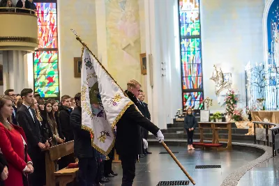 Uroczystość Chrystusa Króla to także święto Akcji Katolickiej i KSM-u. Centralnej uroczystości w Katedrze przewodniczył biskup diecezjalny Jan Wątroba. Eucharystię koncelebrowało 25 księży, wśród nich ks. Stanisław Potera – asystent diecezjalny AK i ks. Tomasz Ryczek – asystent diecezjalny KSM. Po wyznaniu wiary 88 młodych osób złożyło przyrzeczenie Katolickiego Stowarzyszenia Młodzieży. Obrzęd przyrzeczenia prowadził Paweł Grodzki – prezes KSM Diecezji Rzeszowskiej. Ceremonia zakończyła się odśpiewaniem hymnu KSM i zawołaniem: „Przez cnotę, naukę i pracę, służyć Bogu i Ojczyźnie, Gotów!”

Po Komunii św. bp Jan Wątroba, razem z ks. Stanisławem Poterą, wręczył nominacje 20 nowym prezesom oddziałów parafialnych Akcji Katolickiej. Krótkie przemówienia wypowiedzieli kolejno: Jeremi Kalkowski – prezes Zarządu Diecezjalnego Instytutu AK i Paweł Grodzki.

Po Komunii św. wszyscy zebrani uklękli przed Najświętszym Sakramentem. Biskup Ordynariusz odczytał Jubileuszowy Akt Przyjęcia Jezusa Chrystusa za Króla i Pana.

Po Mszy św. bp Jan Wątroba wręczył odznaki i legitymacje nowym członkom KSM.

fot. Fotografiarzeszow