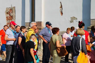 W ostatnią sobotę sierpnia katedralni parafianie pod opieką księdza proboszcza Krzysztofa Gołąbka pielgrzymowali do klasztoru na Świętym Krzyżu oraz Kielc.
Pierwszym punktem był spacer na platformę widokowo-obserwacyjną, gdzie mogliśmy podziwiać jedne z największych gołoborzy w Polsce. Gołoborza łysogórskie tworzą interesujące pola kamieni pośród lasów Puszczy Jodłowej. Nasyceni malowniczymi widokami udaliśmy się do Klasztoru Oblatów, gdzie z przewodnikiem zwiedziliśmy kryptę księcia Jeremiego Wiśniowieckiego, poznaliśmy historię powstawania Klasztoru oraz jego burzliwe dzieje. Zwiedziliśmy muzeum misyjne Ojców Oblatów i dotarliśmy do kaplicy, gdzie znajdują się relikwie drzewa Krzyża Świętego. W skupieniu i refleksji uczestniczyliśmy w modlitwie, błogosławieństwie i ucałowaniu relikwiarza.
Najważniejszym punktem na naszym pielgrzymim szlaku była Msza Święta sprawowana przez księdza proboszcza Krzysztofa Gołąbka w intencjach wszystkich uczestników pielgrzymki. Była ona dla nas szczególnym przeżyciem, ponieważ była odprawiana w Bazylice Mniejszej pw. Trójcy Świętej, sąsiadującej z kaplicą, w której znajduje się cząstka Ziemi Świętej – relikwie Świętego Krzyża. Po Mszy Świętej przyszedł czas na indywidualne zwiedzanie – wykorzystaliśmy go, aby wejść na platformę widokową wieży, skąd rozpościerają się wspaniałe i zachwycające widoki.
Następnie pojechaliśmy do Kielc, gdzie przy słonecznej pogodzie spacerowaliśmy po Rezerwacie Kadzielnia, podziwiając dawny kamieniołom, Skałkę Geologów, Pomnik Dekalogu oraz amfiteatr kielecki.
Z uwagi na wspaniały wystrój i wyjątkowe zabytki Bazyliki Katedralnej Wniebowzięcia Najświętszej Maryi Panny, ta świątynia na długo pozostanie w naszej pamięci. Podziwialiśmy również znajdujący się obok Bazyliki były Pałac Biskupów Krakowskich (obecnie znajduje się tam Muzeum Narodowe) oraz znajdujący się za nim ogród włoski.
Wycieczkę zakończyliśmy spacerem po rynku kieleckim, gdzie mogliśmy zobaczyć wyjątkowe mieszczańskie kamienice sprzed 150 lat.
Czas pielgrzymki był dla wszystkich pielgrzymów dobrze i owocnie spędzonym dniem. Nie zabrakło w nim modlitwy i refleksji, a także zachwytu nad pięknem przyrody i historycznymi zabytkami. Zachęcamy wszystkich do udziału w kolejnych pielgrzymkach.
Agnieszka i Arkadiusz Sowa
fot. Andrzej Kotowicz 