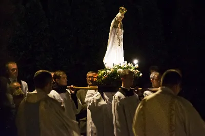 W niedzielę 13 października przeżywaliśmy uroczyste Nabożeństwo Fatimskie z udziałem WSD w Rzeszowie. Mszy Świętej przewodniczył i homilię wygłosił ks. Krystian Winiarski - prefekt WSD. O godz. 18.40 zostały przedstawione prośby i podziękowania do Matki Bożej Fatimskiej, w intencji których sprawowana była także Msza Święta. Po Mszy Świętej wyruszyła procesja z figurą Matki Bożej i relikwiami świętych Dzieci Fatimskich. Nabożeństwo zakończył Apel Jasnogórski. fot. ks. Tomasz Nowak, Joanna Prasoł