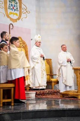 „Nasza wdzięczność jest szczególna wobec osób konsekrowanych za ich czytelne świadectwo wiary i za to, że żyjąc wiarą na co dzień ukazują chrystusowy styl życia” – mówił biskup Jan Wątroba podczas Mszy św. w katedrze rzeszowskiej w święto Ofiarowania Pańskiego. W Eucharystii, z okazji swojego święta patronalnego, uczestniczyły osoby konsekrowane posługujące w diecezji rzeszowskiej.
Mszy św. w katedrze rzeszowskiej przewodniczył bp Jan Wątroba, który modlił się w intencji osób konsekrowanych, przeżywających w święto Ofiarowania Pańskiego (02.02.) swoje święto patronalne. Eucharystię koncelebrował ks. Stanisław Kamiński, wikariusz biskupi ds. zakonnych, a także 9 kapłanów.
Na początku Mszy św. ks. Stanisław Kamiński powitał zebranych i wprowadził w przeżywaną liturgię. Następnie odbył się obrzęd błogosławieństwa świec i procesja z dolnego kościoła do głównej części katedry rzeszowskiej
Homilię wygłosił bp Jan Wątroba, który w pierwszej części, odnosząc się do przeżywanego święta, nawiązał do postawy Matki Najświętszej i św. Józefa. „Maryja uczy nas, że wierność Bogu oznacza wypełnianie prawa Bożego. Ona wypełniła wszystko bez wyjątku. Choć sama nie potrzebowała oczyszczenia, pozostała jednak posłuszna prawu. Skromna, prosta, uboga kobieta, poddana Bogu. W postawie Maryi i Józefa można dostrzec piękną lekcję dla rodziców i wychowawców. Rodzice powinni przedstawiać, czyli zawierzać swoje dzieci Panu Bogu. To jest gest wdzięczności wobec Stwórcy, a także znak wielkiej pokory wobec niełatwej misji rodzicielskiej i wychowawczej. Pełny rozwój człowieka dokonuje się dzięki Bożej łasce, a rodzice powinni się czuć narzędziem Bożej łaski, dlatego powinni często błogosławić swoje dzieci, modlić się za nie i z nimi oraz wciąż na nowo zawierzać je Panu Bogu” – mówił bp Wątroba.
Biskup Rzeszowski odnosząc się do obchodzonego Dnia życia konsekrowanego powiedział: „Trzy elementy wspólnoty: słowo, wierność i otwarcie na Ducha Świętego stanowią istotę życia każdej osoby konsekrowanej. Rozważać słowo Boże, trwać wiernie na modlitwie i być otwartym na to, co Duch Święty chce nam powiedzieć, to wypełnić powołanie do życia konsekrowanego, a jednocześnie wyznać wiarę w Kościół Chrystusowy. Nasza wdzięczność jest szczególna wobec osób konsekrowanych za ich czytelne świadectwo wiary i za to, że żyjąc wiarą na co dzień ukazują chrystusowy styl życia. Towarzyszą nam przez swoją pełną zatroskania miłosierną obecność, ale także przez milczącą obecność przepełnioną modlitwą w intencjach Kościoła, świata, a także poszczególnych osób i wspólnot”.
Po homilii osoby konsekrowane zgromadzone w katedrze odnowiły swoje przyrzeczenia.
Na zakończenie liturgii s. Agata Jakieła CSFN, referentka diecezjalna ds. życia konsekrowanego, podziękowała bp. Janowi Wątrobie za przewodniczenie liturgii i modlitwę w intencji osób życia konsekrowanego.
W Eucharystii w rzeszowskiej katedrze uczestniczyło prawie 100 osób życia konsekrowanego, a pośród nich ojcowie i bracia zakonni, siostry zakonne, wdowy i dziewice konsekrowane oraz członkowie instytutów świeckich. Śpiewy podczas liturgii wykonała Katedralna Schola Liturgiczna pod dyrekcją ks. Juliana Wybrańca, a przy organach zasiadł katedralny organista – Wiesław Siewierski. 

fot. Jola Warchoł