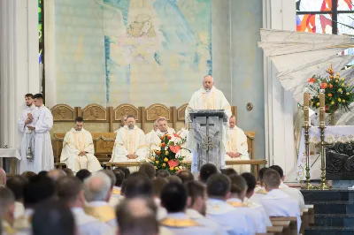 W Wielki Czwartek o godz. 10.00 w naszej Katedrze bp Jan Wątroba przewodniczył Mszy Krzyżma. Jest ona wyrazem jedności i wspólnoty duchowieństwa diecezji. Podczas tej Mszy Świętej biskup poświęcił olej chorych, katechumenów oraz olej krzyżma. Księża koncelebrujący z biskupem Eucharystię odnowili przyrzeczenia kapłańskie.
W koncelebrze wzięli udział bp Kazimierz Górny, bp Edward Białogłowski oraz 179 kapłanów z całej diecezji. W Eucharystii wzięli również udział licznie zebrani ministranci, lektorzy, animatorzy, ceremoniarze, członkowie scholi parafialnych i dziewczęcej służby maryjnej.
fot. Małgorzata Ryndak