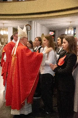 9 kwietnia w Katedrze 42 młodych osób z parafii katedralnej oraz 14 parafii Matki Bożej Częstochowskiej w Rzeszowie (Drabinianka) otrzymało sakrament bierzmowania, którego udzielił bp Jan Wątroba.
Przygotowania młodzieży trwały 2 lata, a odbywały się pod okiem ks. Krzysztofa, ks. Pawła, ks. Szczepana, s. Ewy oraz pani Agnieszki i obejmowały m.in. katechezy, spotkania formacyjne, a także przystąpienie do sakramentu pokuty. We wtorkowy wieczór kandydaci wraz ze swoimi świadkami, rodzicami, chrzestnymi czy też dziadkami zgromadzili się w Katedrze, by prosić o dary Ducha Świętego, umacniające w mężnym wyznawaniu wiary i postępowaniu według jej zasad.
Wszystkich zgromadzonych w świątyni przywitał ks. Krzysztof Gołąbek – proboszcz parafii katedralnej. Mszę Świętą koncelebrowali także ks. Tadeusz Pindara – proboszcz parafii Matki Bożej Częstochowskiej oraz kapłani posługujący w obydwu parafiach.
Następnie prośbę o udzielenie sakramentu bierzmowania zgromadzonym młodym oraz o modlitwę skierowali do Księdza Biskupa rodzice kandydatów.
W homilii bp Jan zachęcił młodych, aby w tym wyjątkowym dniu obrali Ducha Świętego za życiowego przewodnika towarzszącego im przy ważnych wyborach czy podchodzeniu do egzaminów – także tych życiowych. Wyjaśnił również znaczenie imienia Ducha Świętego – Paraklet – które tłumaczone z jęz. greckiego oznacza obrońcę, adwokata – nigdy prokuratora, nawet nie sędziego.
Będziecie moimi świadkami, gdy was umocni Duch Święty – mówi Pan Jezus. Niech nie będzie niedzieli i uroczystości bez udziału we Mszy Świętej – to jest moment dawania świadectwa. Właśnie przez zaangażowane, pełne uczestnictwo w najpiękniejszej modlitwie, jaką ma Kościół, czyli w Mszy Świętej, zdacie egzamin ze swojej dojrzałości chrześcijańskiej.
Na koniec celebrans odwołał się do obchodzonej poprzedniego dnia Uroczystości Zwiastowania Pańskiego i postawy Maryi wobec planu Bożego w Jej życiu oraz drogi, przez którą prowadził Ją Duch Święty. Podkreślił, że właśnie Maryja uczy, jak być uczennicą Ducha Świętego.
Po homilii miało miejsce odnowienie przyrzeczeń chrzcielnych. Następnie odbyła się najważniejsza część uroczystości – modlitwa Księdza Biskupa oraz namaszczenie krzyżmem każdego kandydata.
Sakrament bierzmowania jest koniecznym dopełnieniem sakramentu chrztu i wiąże się również z obraniem konkretnego patrona, którego życie i przymioty są wzorem dla młodego człowieka otrzymującego Ducha Świętego. Kandydat do bierzmowania ma więc okazję wybrać sobie świętego czy błogosławionego, którego droga do świętości najbardziej go zachwyciła. Może być to patron, którego imię nosi już od chrztu; może też wybrać sobie drugiego patrona. 
W związku z tym podczas namaszczenia krzyżmem biskup zwraca się do bierzmowanego nowo wybranym imieniem.
Po liturgii sakramentu bierzmowania miała miejsce modlitwa powszechna i liturgia eucharystyczna. Na koniec młodzi złożyli podziękowania Księdzu Biskupowi, Księżom Proboszczom oraz wszystkim, którzy poprzez swój wkład, posługę i zaangażowanie przyczynili się do przygotowania oraz przeżycia tej wyjątkowej uroczystości. Pamiątką było wspólne zdjęcie po zakończonej Mszy Świętej.
Posługę muzyczną w czasie uroczystości pełniła Katedralna Schola Liturgiczna pod dyrekcją ks. Juliana Wybrańca.

fot. Leszek Drzał
