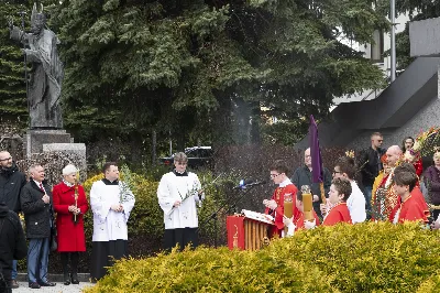 W Niedzielę Palmową uroczystej Mszy Świętej z procesją z palmami przewodniczył ks. Krzysztof Gołąbek - proboszcz Katedry. Po Mszy Świętej odbył się konkurs na najpiękniejszą palmę. Wygrała palma przygotowana przez młodzież z katedralnej Oazy. Choć zwycięzca mógł być tylko jeden, to każda z zaprezentowanych palm została doceniona.  fot. Joanna Prasoł