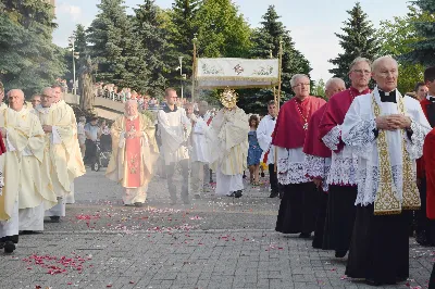 W piątek 8 czerwca obchodziliśmy Uroczystość Najświętszego Serca Pana Jezusa. Jest to nasze święto patronalne złączone z możliwością zyskania odpustu zupełnego. Uroczystej sumie odpustowej przewodniczył bp Kazimierz Górny. Kaznodzieją odpustowym był ks. Mieczysław Lignowski. fot. Joanna Prasoł