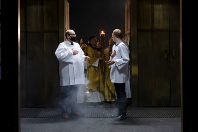 3 kwietnia 2021 r. bp Jan Wątroba przewodniczył liturgii Wigilii Paschalnej w naszej Katedrze. Podczas Mszy Świętej cztery osoby: Patrycja Dominika, Bartłomiej, Dawid Mateusz i Olech przyjęli sakrament chrztu, bierzmowania i Eucharystii.  Neofici przygotowywali się do przyjęcia sakramentów wtajemniczenia chrześcijańskiego w Diecezjalnym Centrum Katechumenatu Dorosłych, które mieści się przy parafii Miłosierdzia Bożego w Rzeszowie (ul. Kardynała K. Wojtyły 114) . Przygotowanie rozpoczyna się we wrześniu i trwa do uroczystości Zesłania Ducha Świętego. Centralnym wydarzeniem formacji jest Wigilia Paschalna, podczas której katechumeni przyjmują sakrament chrztu, bierzmowania i Eucharystii.  fot. Joanna Prasoł 