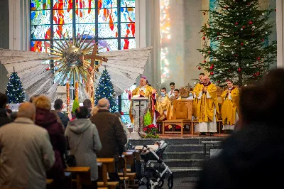 W Niedzielę Świętej Rodziny Mszy Świętej o godz. 12.00 przewodniczył bp Edward Białogłowski. Eucharystię uświetnił śpiewem kolęd Katedralny Chór Chłopięco-Męski Pueri Cantores Resovienses. fot. Paulina Lęcznar