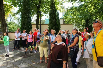 „Na swoje życie i swoje kapłaństwo trzeba popatrzeć w świetle Bożej miłości. Inaczej go nie pojmiemy ani my, ani ci, którzy będą na nas patrzeć” – mówił bp Jan Wątroba podczas Mszy św. z udzieleniem święceń prezbiteratu. 4 czerwca 2022 r. w kościele katedralnym jedenastu diakonów diecezji rzeszowskiej przyjęło sakrament kapłaństwa.
Do grona neoprezbiterów diecezji rzeszowskiej należą: ks. Sebastian Bełz z parafii w Nienadówce, ks. Krzysztof Lampart z parafii w Rudnej Wielkiej, ks. Mateusz Łachmanek z parafii w Lipinkach, ks. Karol Migut z parafii w Jasionce, ks. Marcin Murawski z parafii katedralnej w Rzeszowie, ks. Adrian Pazdan z parafii w Zagorzycach, ks. Tomasz Sienicki z parafii w Bieździedzy, ks. Dominik Świeboda z parafii w Palikówce, ks. Piotr Wąsacz z parafii bł. Władysława Findysza w Rzeszowie, ks. Mateusz Wojtuń z parafii w Święcanach oraz ks. Wiktor Zoła z parafii w Cieklinie.
Mszy św. przewodniczył i święceń udzielił bp Jan Wątroba. Eucharystię koncelebrowało około osiemdziesięciu księży, m.in: przełożeni Wyższego Seminarium Duchownego w Rzeszowie oraz proboszczowie i wikariusze z parafii rodzinnych neoprezbiterów. W Mszy św. uczestniczył abp Edward Nowak, bp Kazimierz Górny i bp Edward Białogłowski.
Zebranych w kościele katedralnym powitał ks. Krzysztof Gołąbek, proboszcz parafii.
W homilii bp Jan Wątroba nawiązał do słów z Ewangelii według św. Jana w których Chrystus tłumaczy co to znaczy być dobrym pasterzem. „Być kapłanem w Kościele Chrystusowym to znaczy mieć udział w Jego pasterskiej misji i stale upodabniać się do Dobrego Pasterza, który zna owce, karmi je, broni i jest gotów oddać życie dla ich dobra” – mówił hierarcha.
Po homilii odbył się obrzędy święceń: przyrzeczenie czci i posłuszeństwa Biskupowi Ordynariuszowi, Litania do Wszystkich Świętych podczas której kandydaci leżeli krzyżem, nałożenie rąk, modlitwa święceń oraz namaszczenie rąk krzyżmem i wręczenie chleba i wina. Podczas Liturgii Eucharystycznej nowo wyświęceni po raz pierwszy wyciągnęli dłonie nad chlebem i winem wypowiadając słowa konsekracji.
Na zakończenie Mszy św. ks. Tomasz Sienicki, podziękował w imieniu nowo wyświęconych wszystkim, którzy przyczynili się do przygotowania ich do kapłaństwa. Słowa wdzięczności, m.in. przełożonym Wyższego Seminarium Duchownego w Rzeszowie i rodzicom neoprezbiterów, wypowiedział bp Jan Wątroba. 
W drodze do zakrystii neoprezbiterzy zatrzymali się przy figurze Matki Bożej Fatimskiej zawierzając swoje kapłaństwo Matce Bożej.
W niedzielę, 5 czerwca, w Uroczystość Zesłania Ducha Świętego, neoprezbiterzy będą sprawować w swoich rodzinnych parafiach uroczyste Msze św. prymicyjne, a w najbliższych tygodniach otrzymają skierowania do parafii.

Fot. ks. Jakub Nagi oraz biala-wrona.pl
